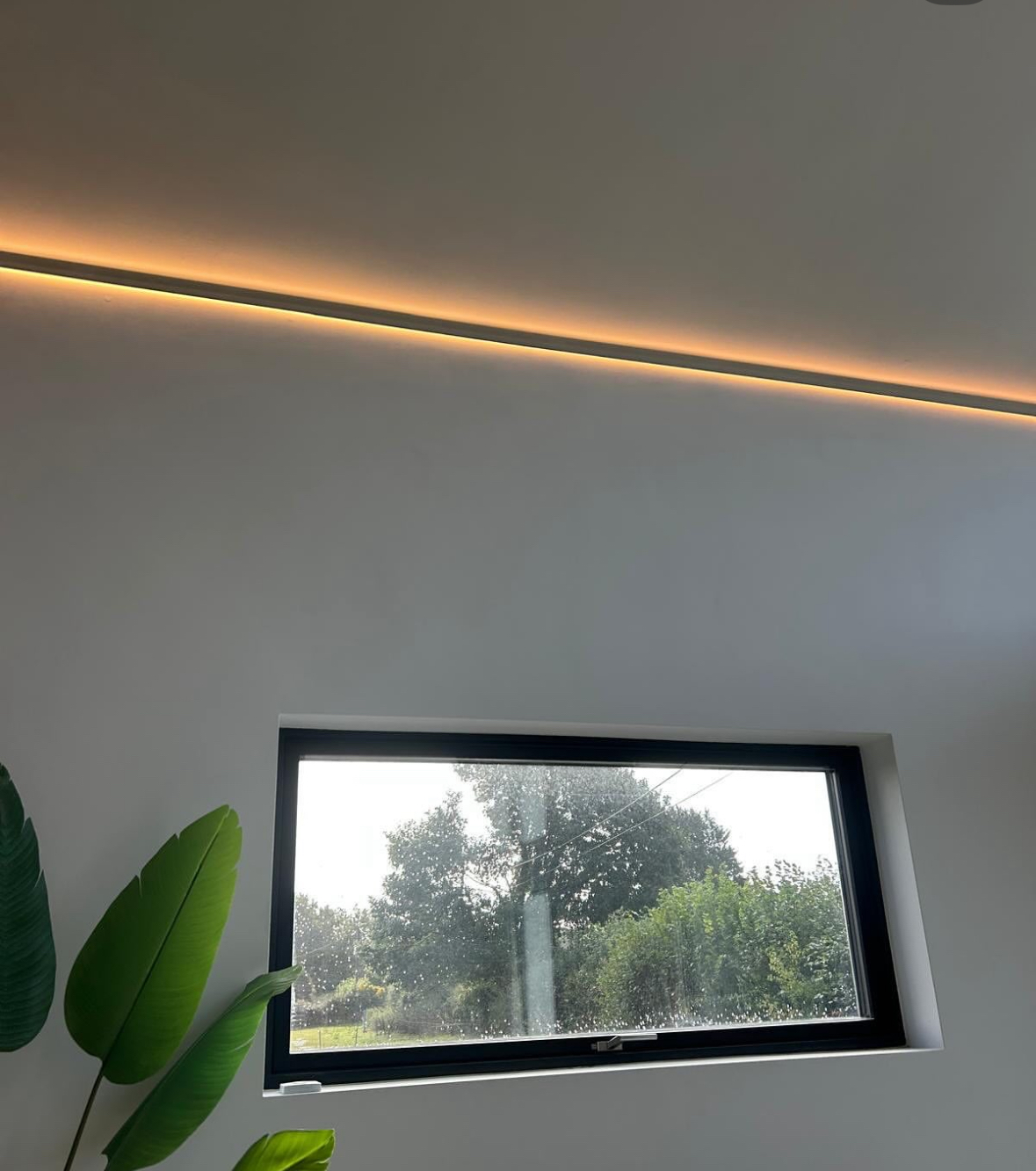 Corner strip lighting installation