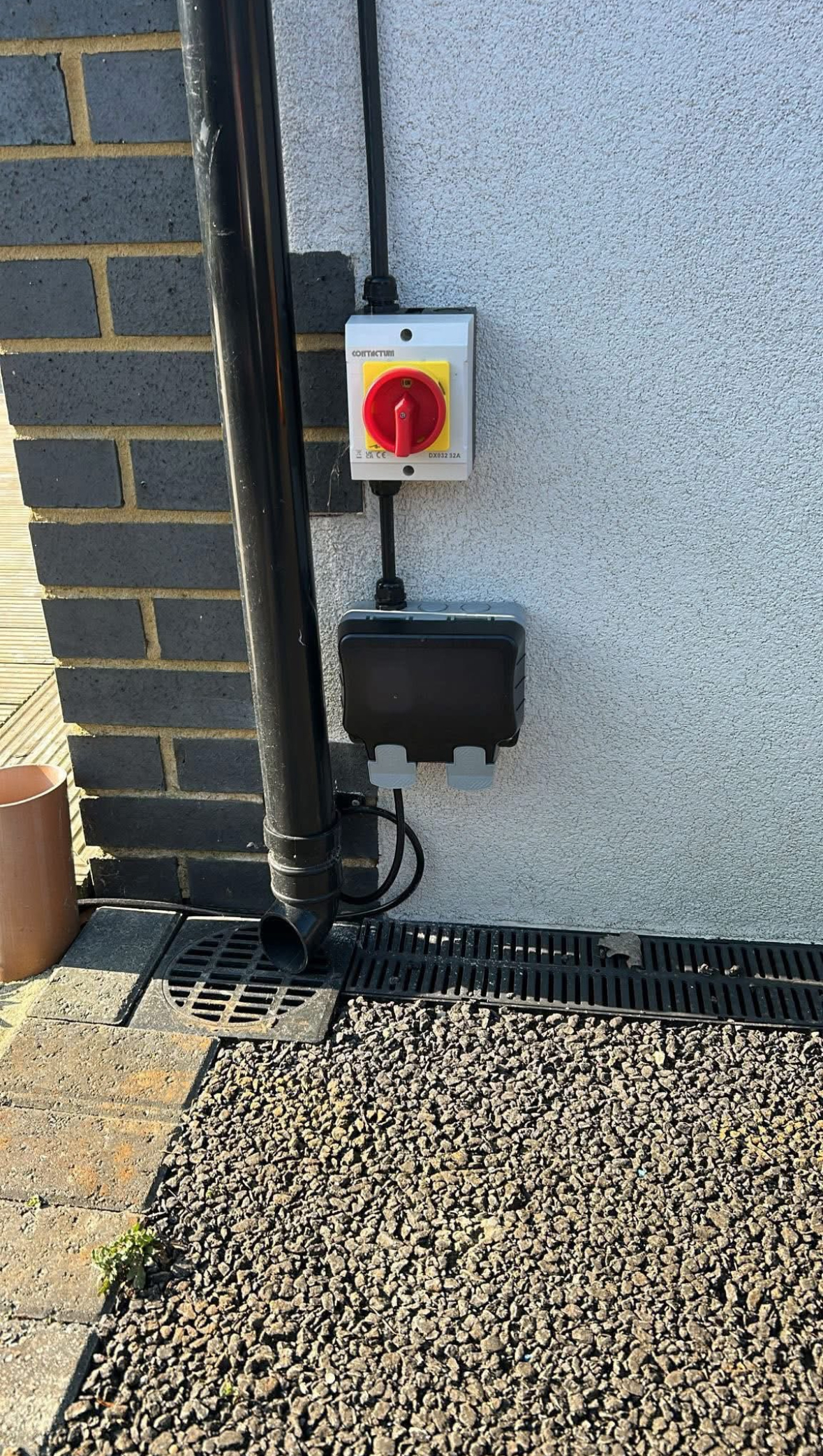 Outdoor weatherproof socket installation